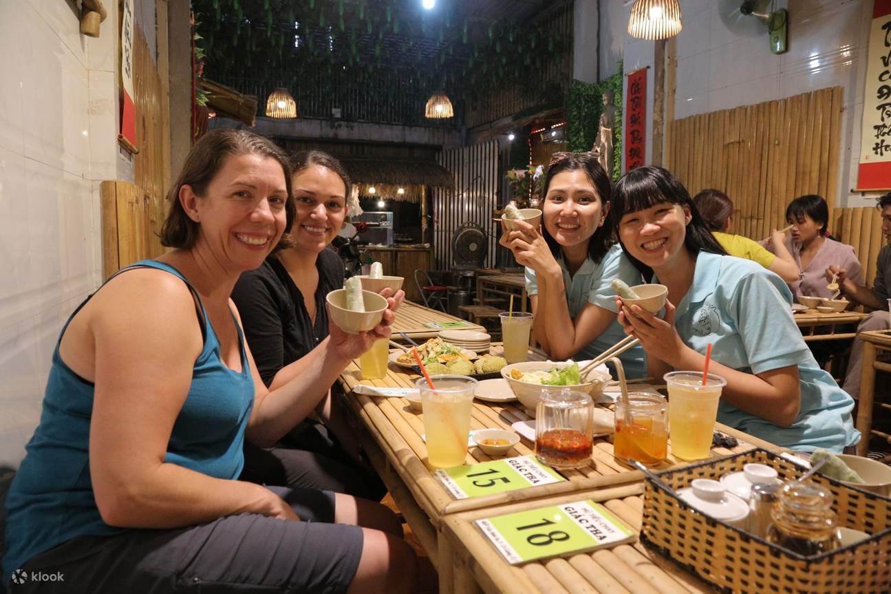 Группа Saigon Food Tour улыбается